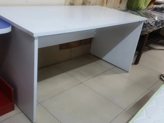 Tavoline pune ngjyre e bardhe