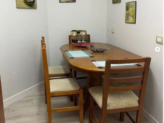 Tavoline me 4 karrige