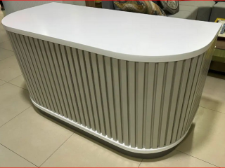 Tavoline pune ose banak recepsioni