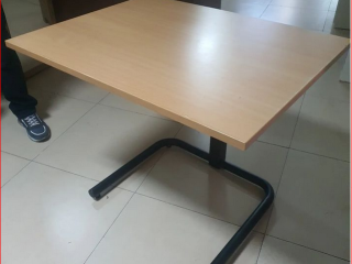 Tavoline pune ngjyre bezhe