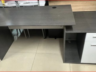 Tavoline pune me sirtare ngjyre gri