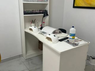 Tavoline pune me bibloteke