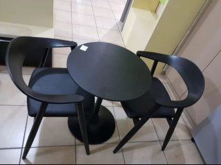 Tavoline me 2 karrige