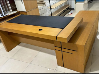 Tavoline pune ne forme L-je