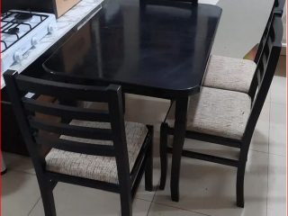 Tavoline ngrenie me 4karrige