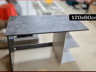 Tavoline pune ngjyre gri