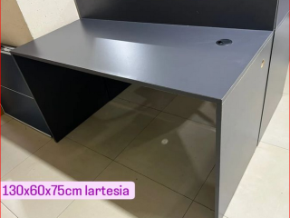 Tavoline pune ngjyre gri