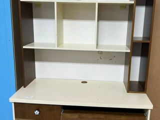 Tavoline pune me bibliotek