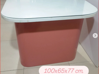 Tavoline pune ngjyre e bardhe