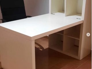 Tavolin pune me bibloteke