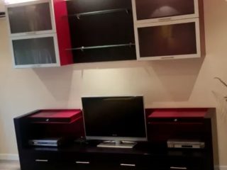 Etazher televizori ngjyre venge